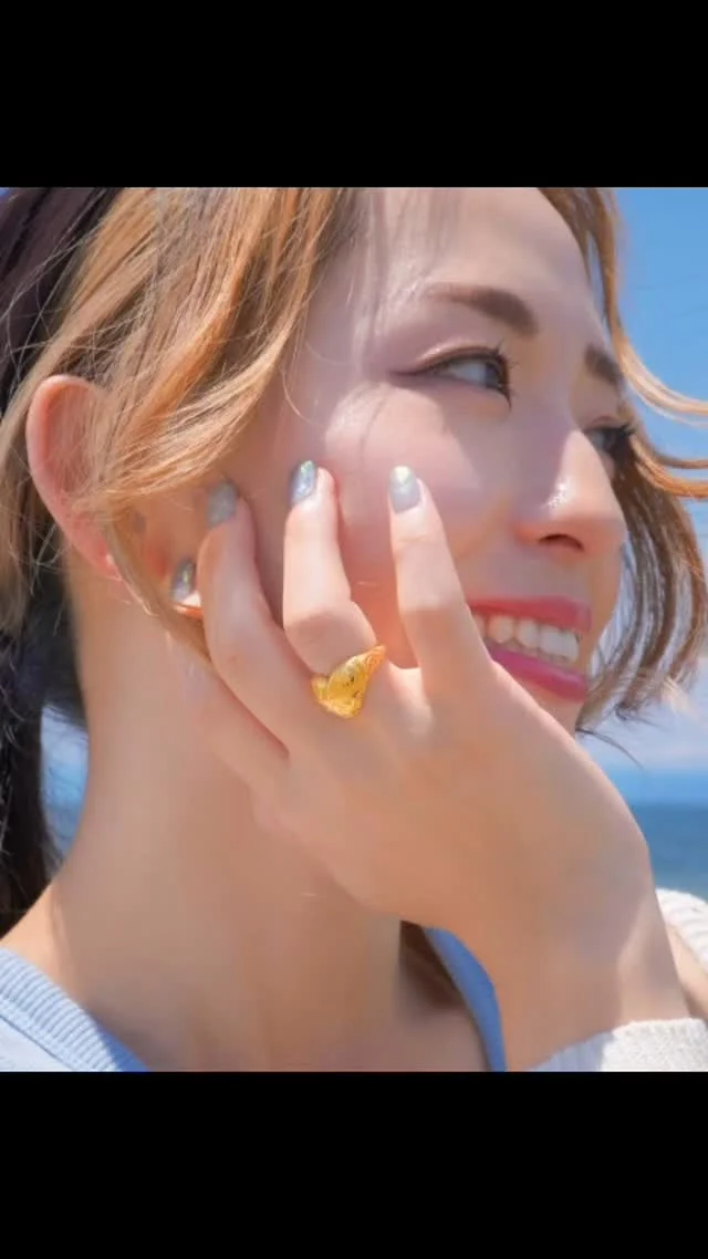 ふっくらとしたハートが手元に存在感を与えるハワイアンリング。

繊細なプルメリアとスクロール模様が全体にほどこされ、艶やかな光沢が女性らしい印象に飾ってくれるデザインです。

適度なボリューム感がありながら、中央部分をV字ラインにすることで指を長く魅せてくれるので華奢な指先を演出してくれるアイテムです。

素材は医療用工具のメスやハサミにも使用されている
サージカルステンレスを使用していますので、
金属アレルギーの方でも比較的安心してご使用頂けます。

model @kanalisa_hwij

✧
✧
✧

[着用アイテム]
リング → ¥7,280
素材 → サージカルステンレス316L製

▶お買いものはプロフィールのリンクからどうぞ→@piena_official
または楽天市場より下記の品番で検索してください♪

aab-grss842

#リング
#金属アレルギー対応
#ハワイアンジュエリー